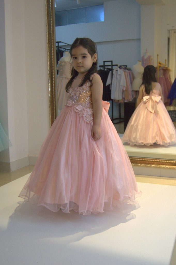 Alquiler de Vestido de niña color Melón con lazo Mechita Collection