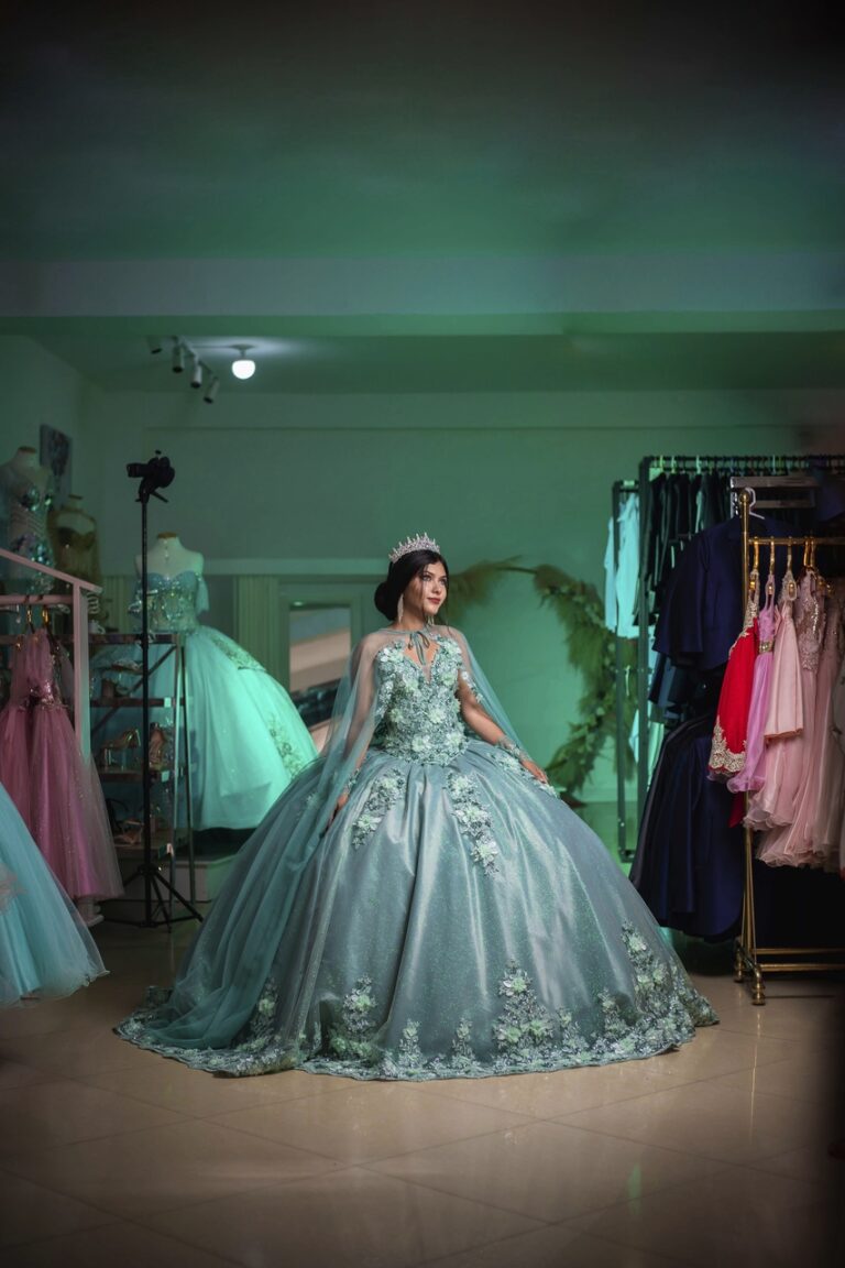 vestido-de-15-a-os-color-verde-cemento-con-cola-y-capa-mechita-collection