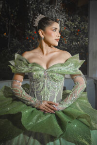 Detalle de flores y acabados de un vestido de Mechita Collection